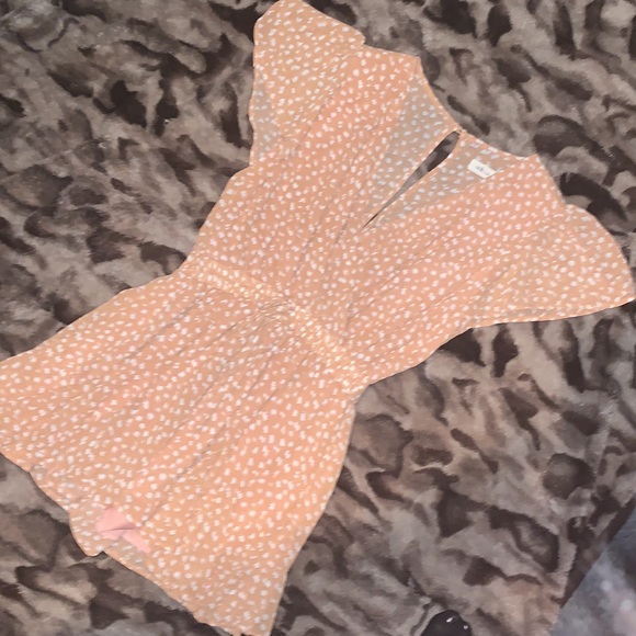 Orangish brown with white spots flutter sleeve romper - Picture 2 of 3